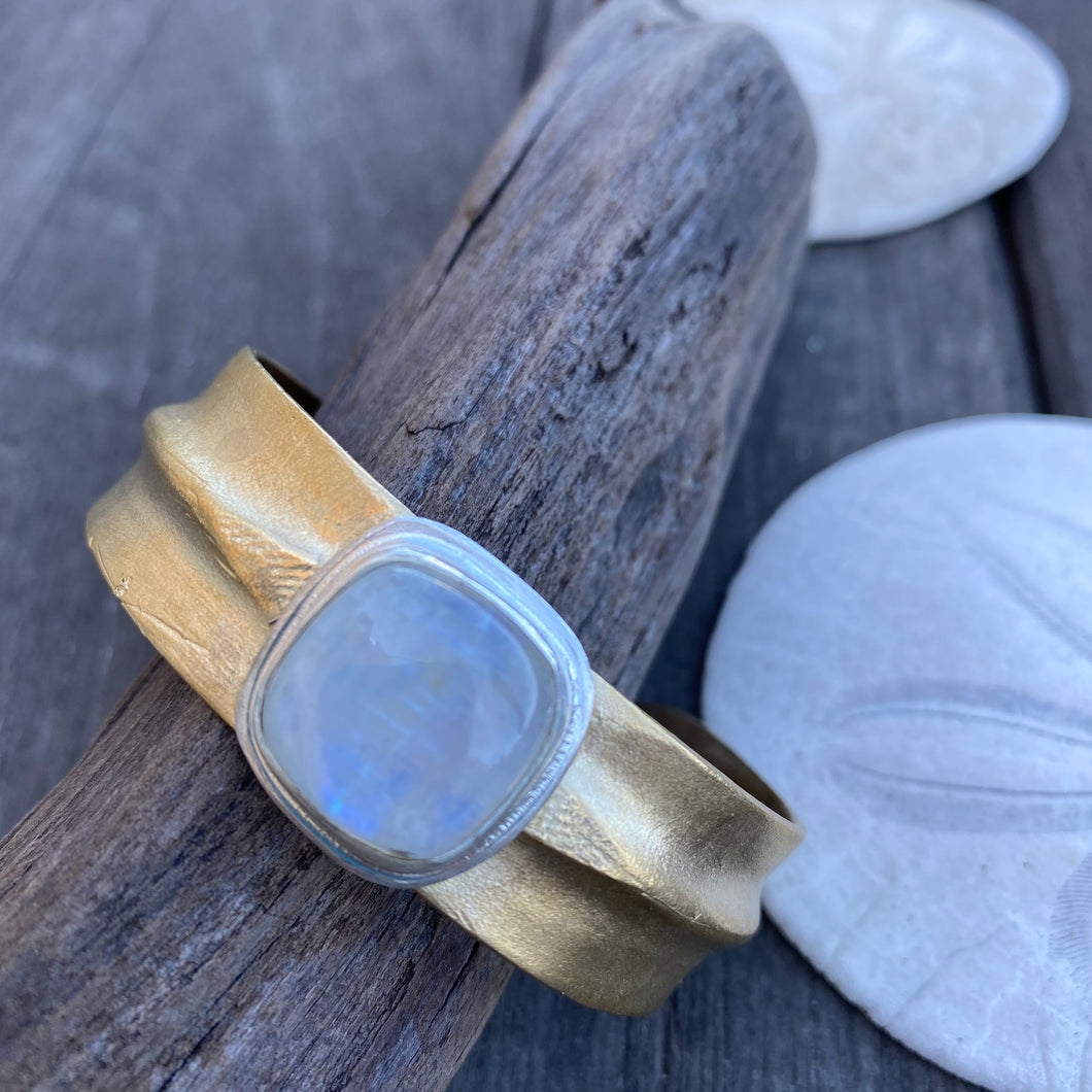 Rio y Piedra Rainbow Moonstone Cuff